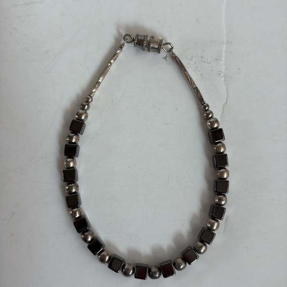 Bracelet alternating cubes hematite and silver beads with barrel clasp close - Picture 12 of 12